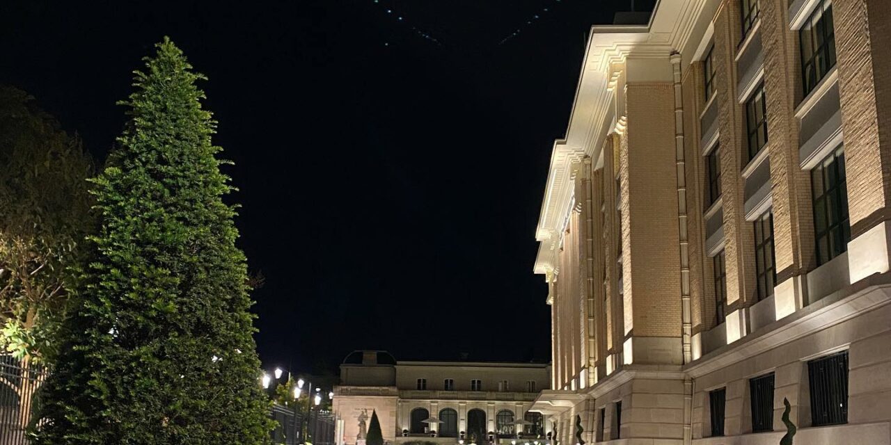Epernay : le début de l’Avenue de Champagne by night.