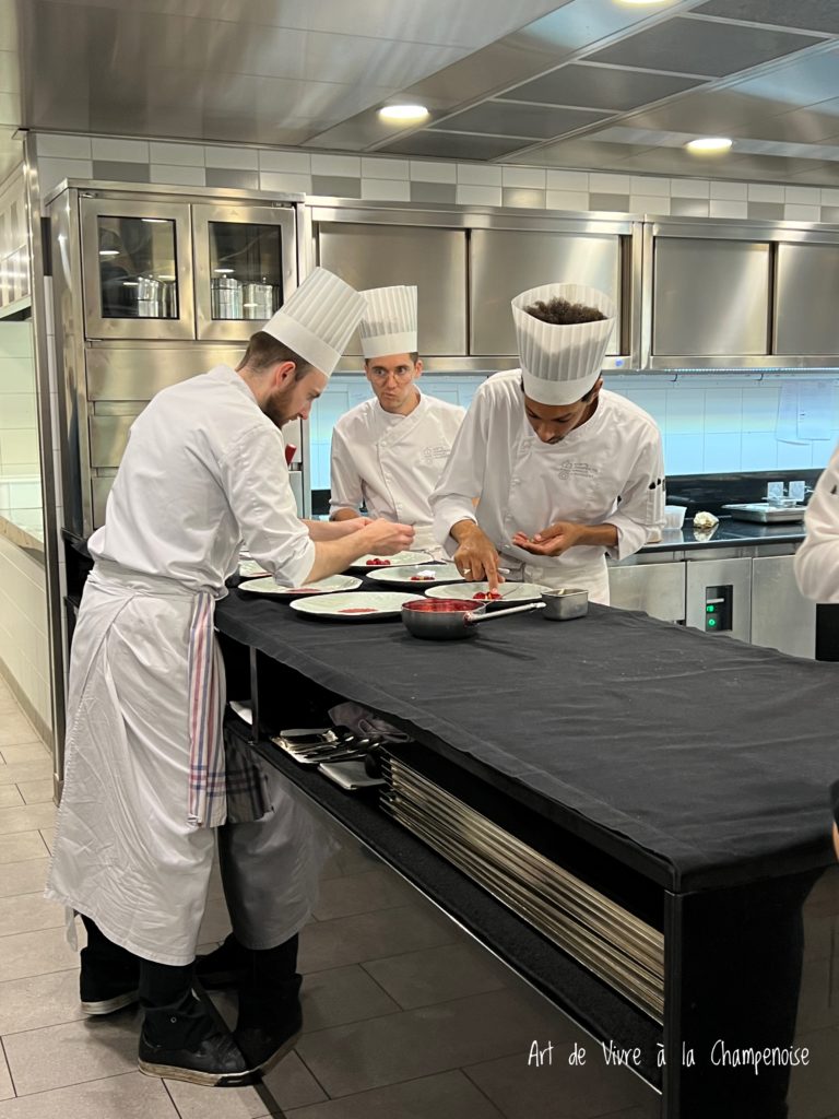 les équipes en cuisine de l'Assiette Champenoise Arnaud Lallement Chef 3 étoiles