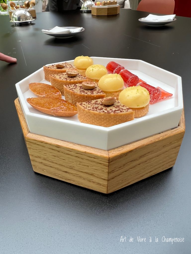 présentation mignardises de l'Assiette Champenoise Arnaud Lallement Chef 3 étoiles