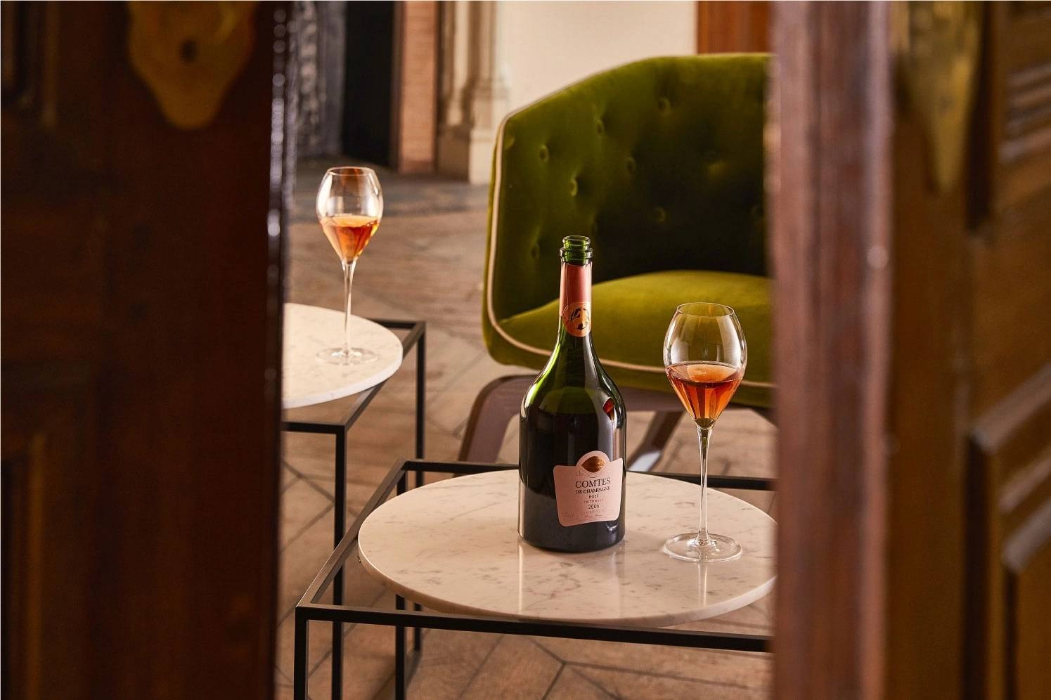 Reims : le Champagne Taittinger voit la vie en rose