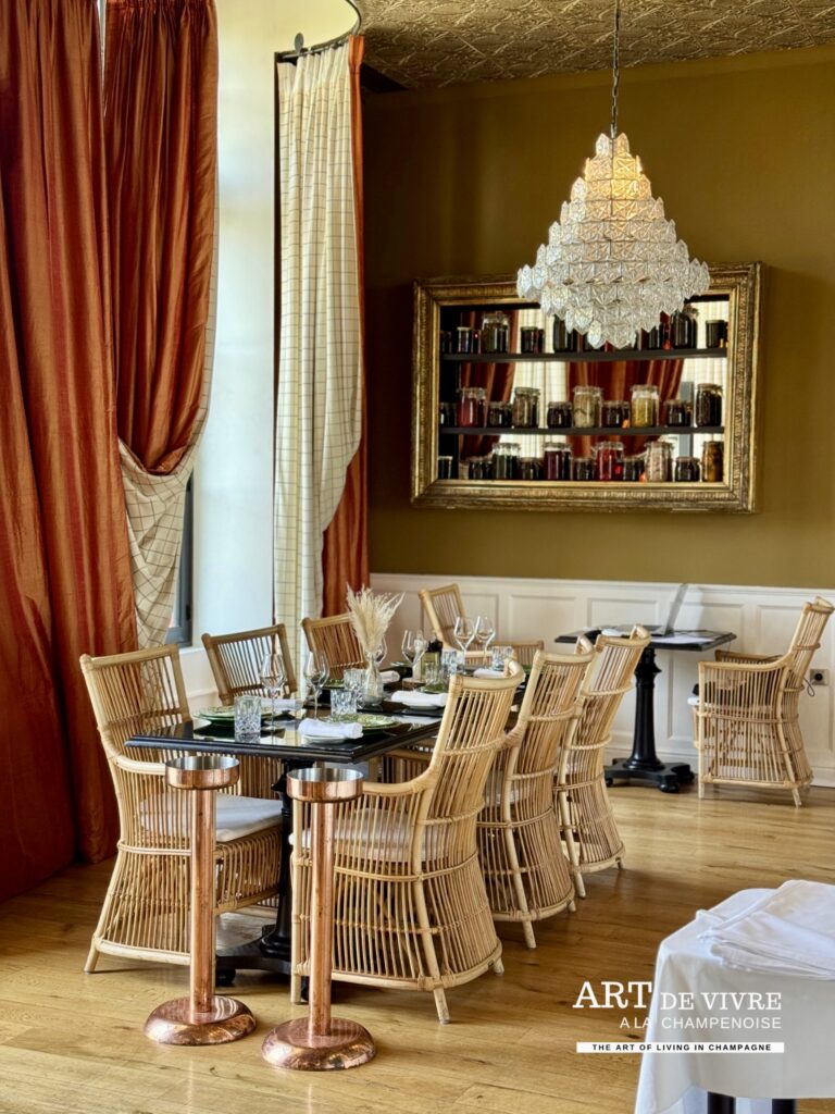 Salle du restaurant du Chateau de Sacy