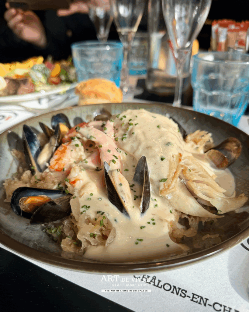 Des plats faits maison à base de produits frais, servis avec convivialité place Drouet-d’Erlon.