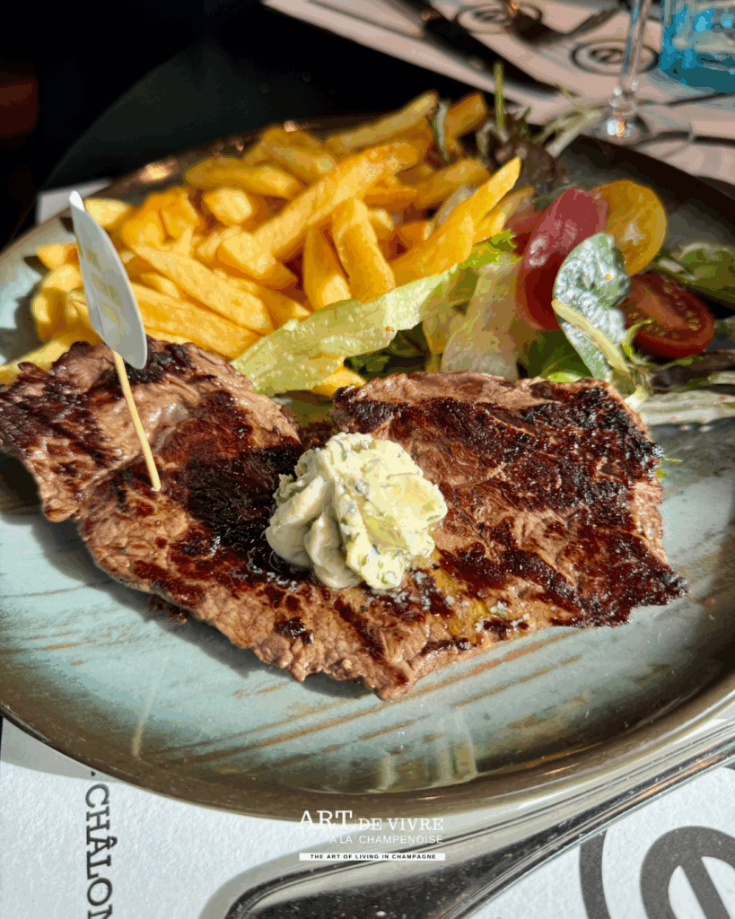 Des plats faits maison à base de produits frais, servis avec convivialité place Drouet-d’Erlon.