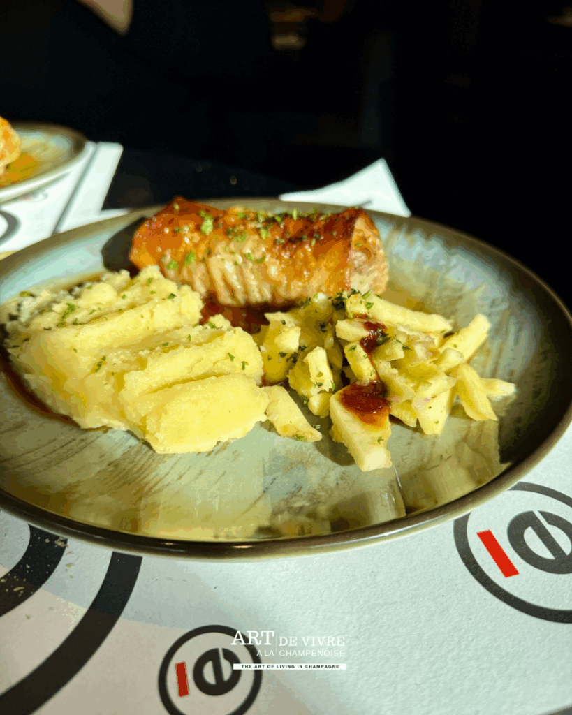 Des plats faits maison à base de produits frais, servis avec convivialité place Drouet-d’Erlon.