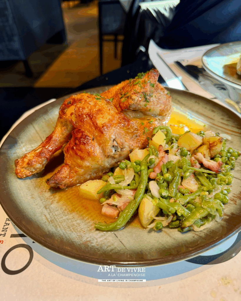 Des plats faits maison à base de produits frais, servis avec convivialité place Drouet-d’Erlon.