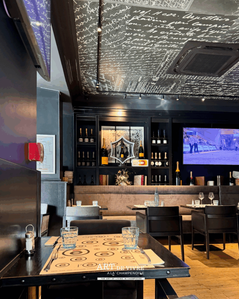 Le décor moderne et accueillant de L’Édito : une brasserie vivante au cœur de la cité des sacres.