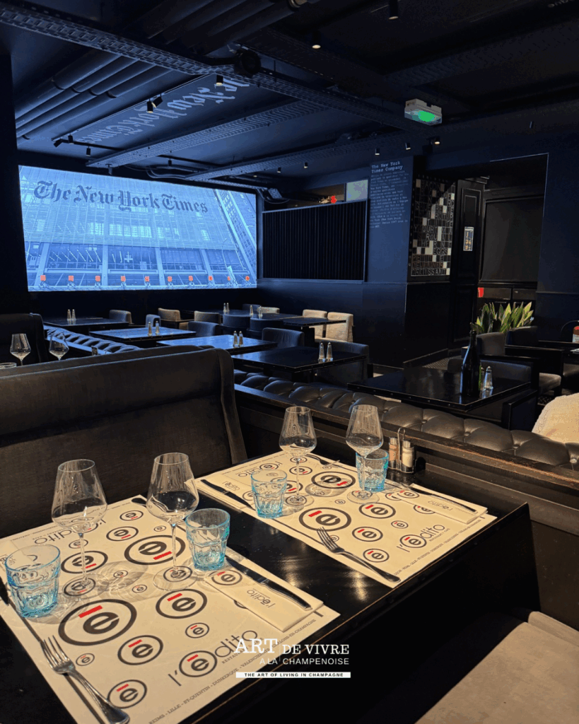 Le décor moderne et accueillant de L’Édito : une brasserie vivante au cœur de la cité des sacres.