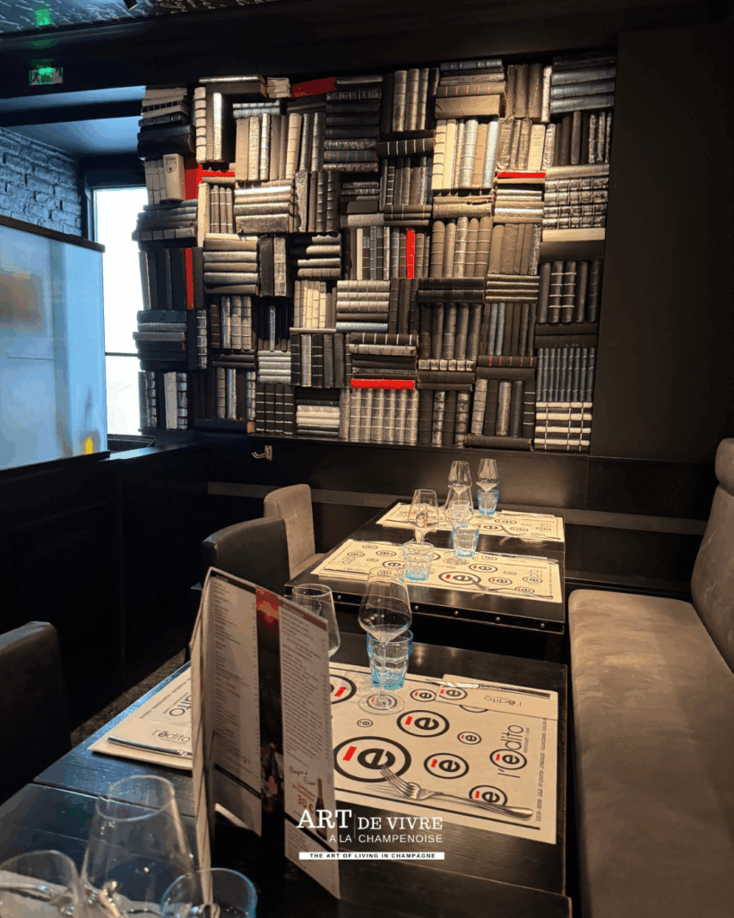 Le décor moderne et accueillant de L’Édito : une brasserie vivante au cœur de la cité des sacres.