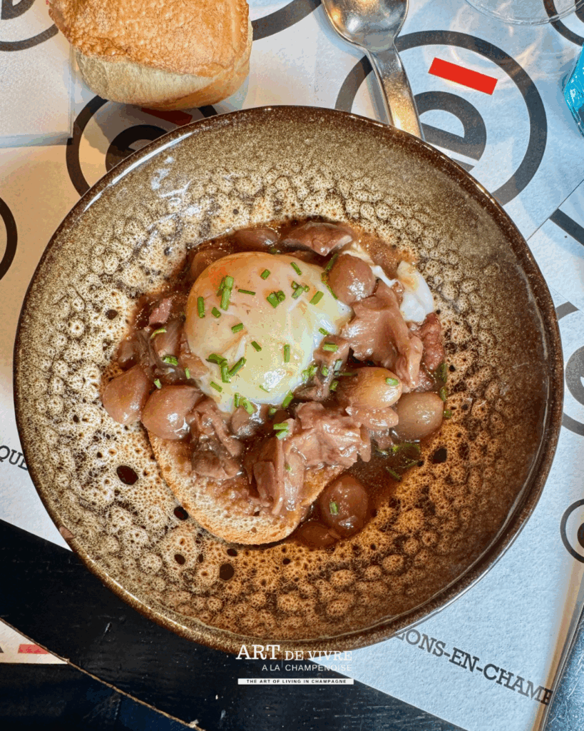 Une formule du midi gourmande et accessible, fidèle à l’esprit des grands bouillons parisiens.