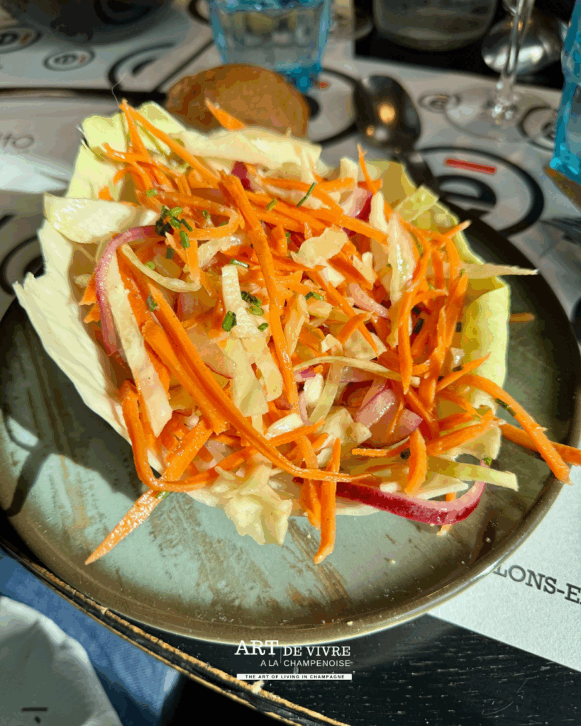 Une formule du midi gourmande et accessible, fidèle à l’esprit des grands bouillons parisiens.