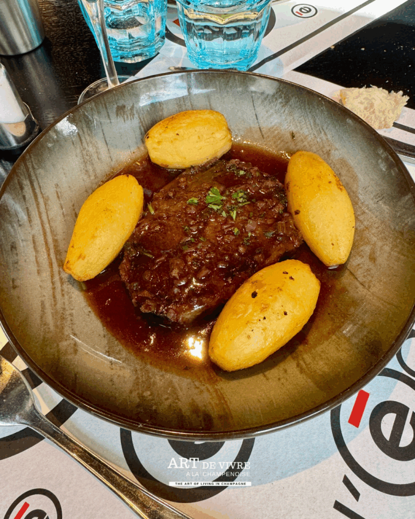 Une formule du midi gourmande et accessible, fidèle à l’esprit des grands bouillons parisiens.