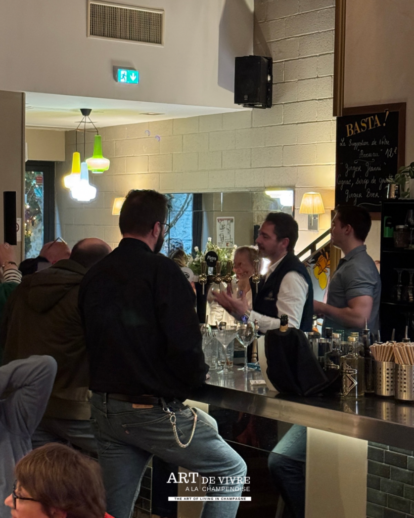 Mickael Blondelle en présentation de ses gins au restaurant Basta Reims