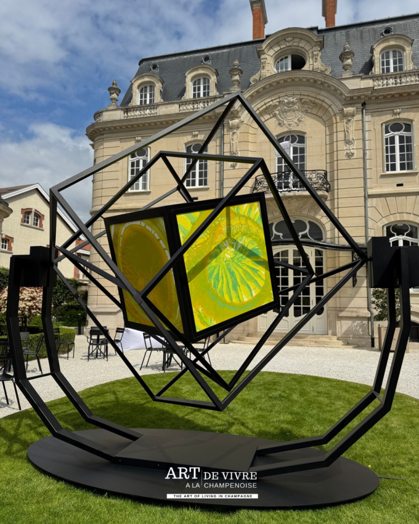 Détail de l’œuvre Infinity Kube mêlant métal et couleurs chez Champagne Jacquart Reims