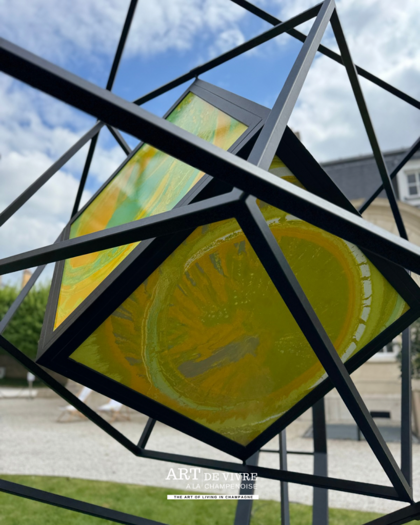 Détail de l’œuvre Infinity Kube mêlant métal et couleurs chez Champagne Jacquart Reims