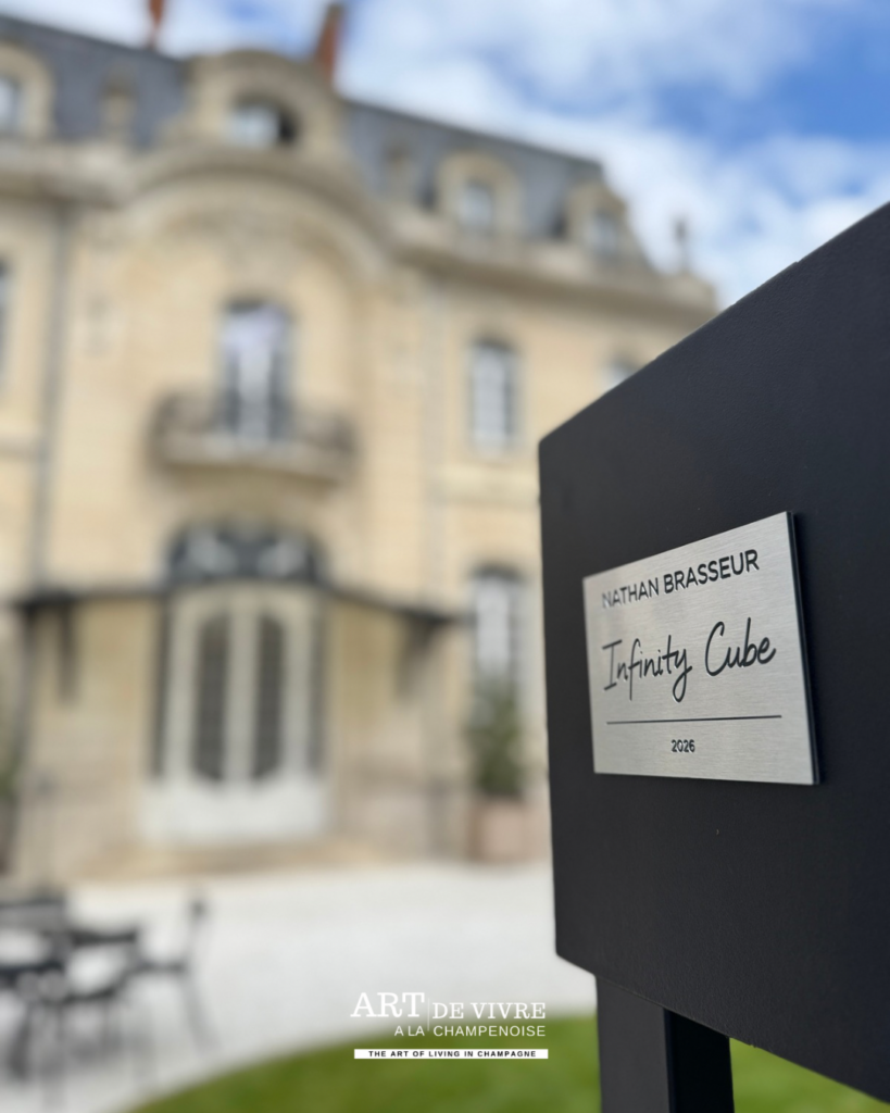 Détail de l’œuvre Infinity Kube mêlant métal et couleurs chez Champagne Jacquart Reims