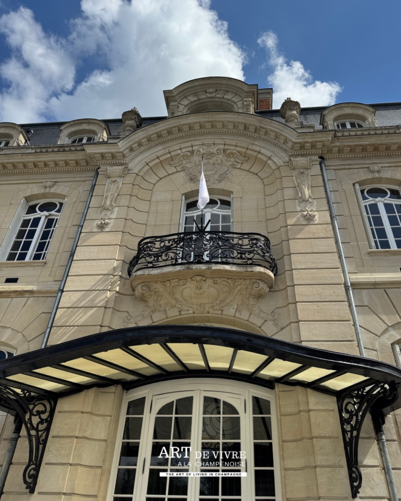 Facade de l'Hôtel de Brimont à Reims siège du Champagne Jacquart et lieu du pop-up store