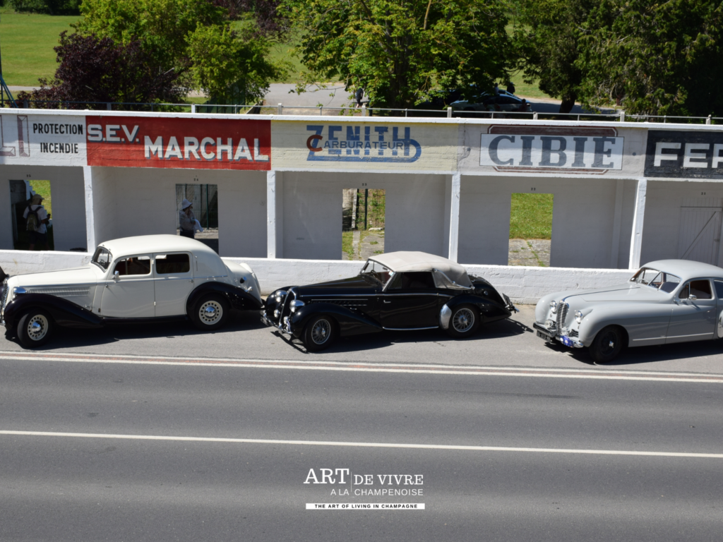 Rallye voitures anciennes exposées à Reims-Gueux