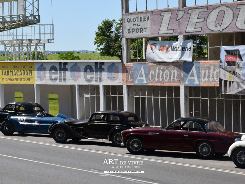 Voitures anciennes devant le circuit de Gueux