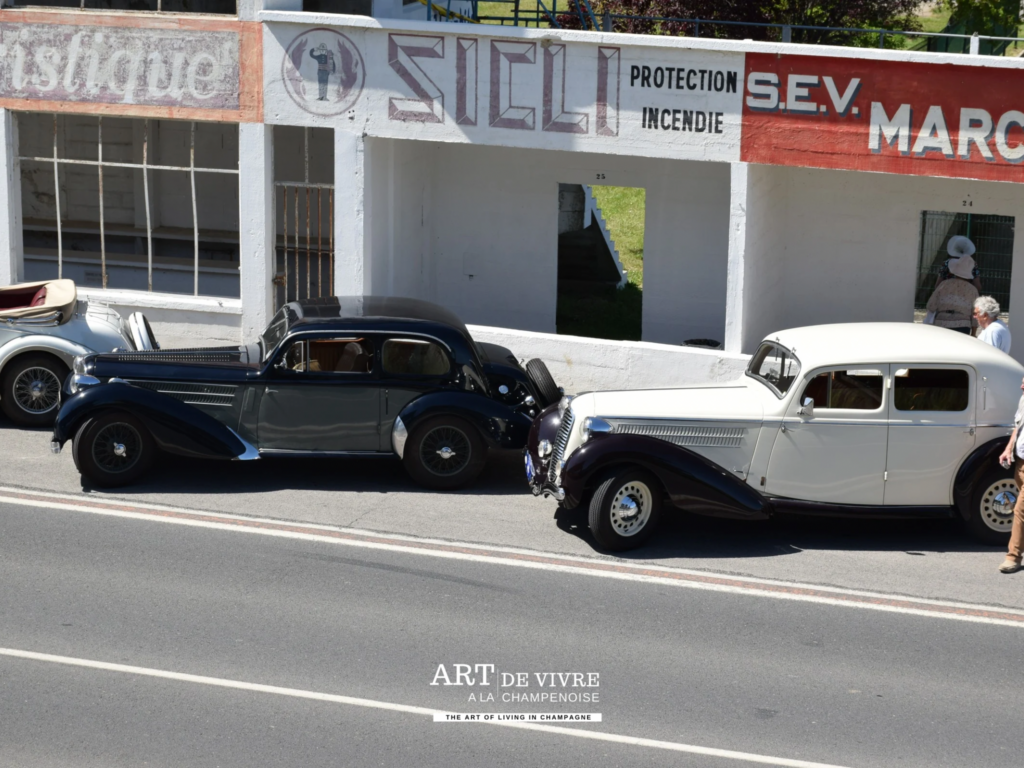 Automobile classique devant les tribunes de Gueux