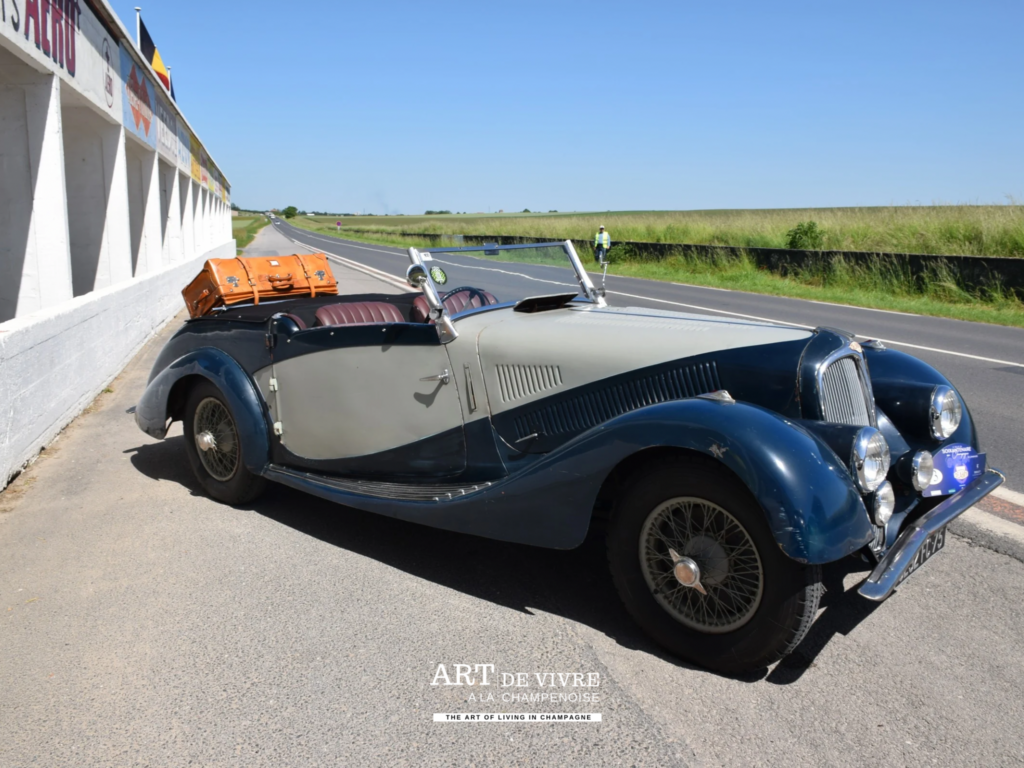 Automobile classique Delahaye devant les tribunes de Gueux