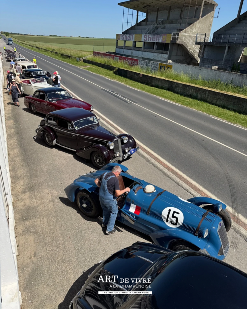 Delahaye devant les anciennes tribunes Reims