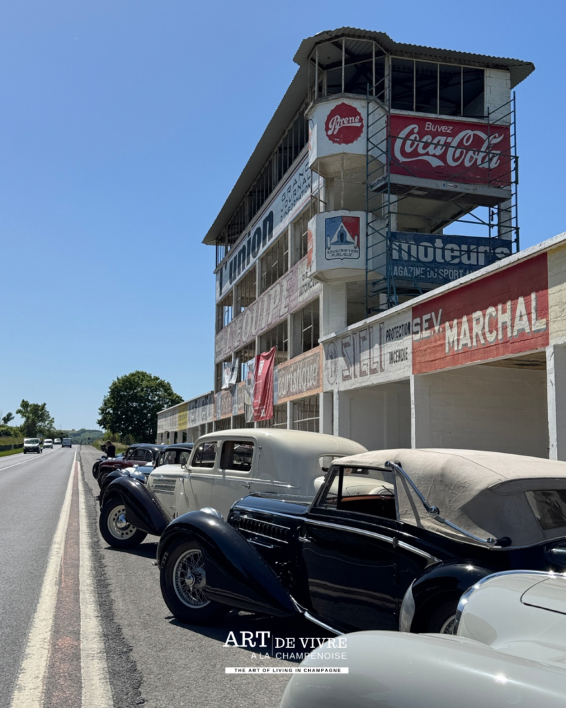 Voiture ancienne française sur circuit mythique