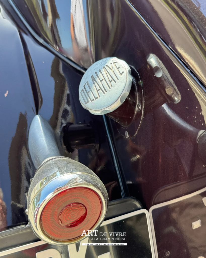 Détail phare réservoir d’une Delahaye