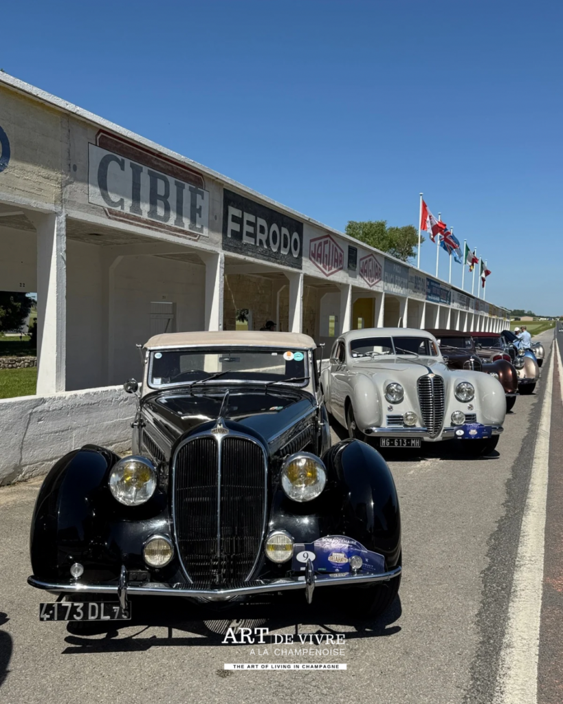 Automobile classique photographiée en Champagne circuit