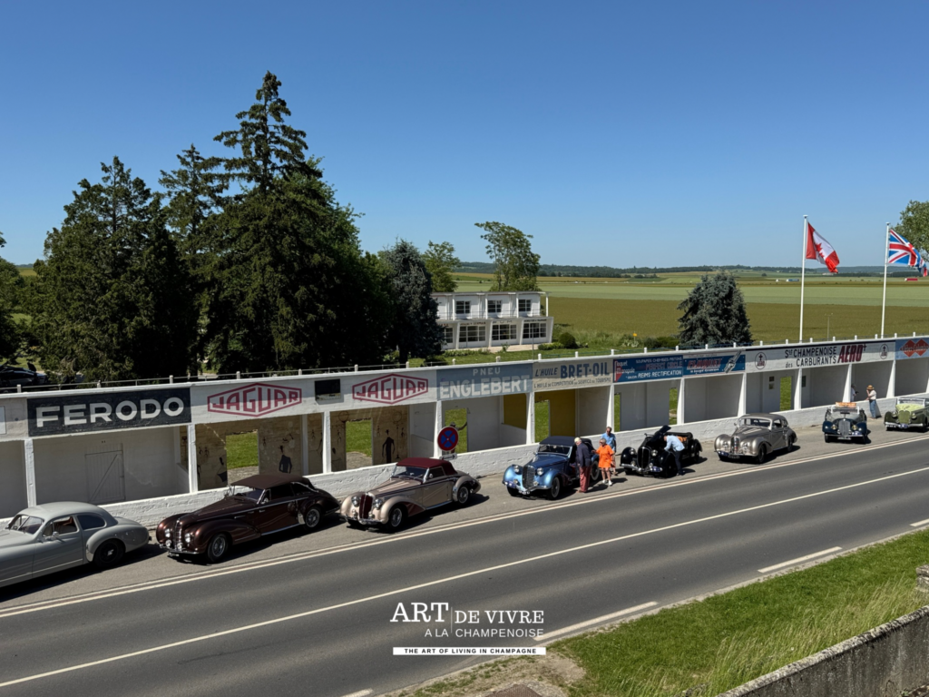 Voiture de collection Delahaye sur le circuit de Gueux