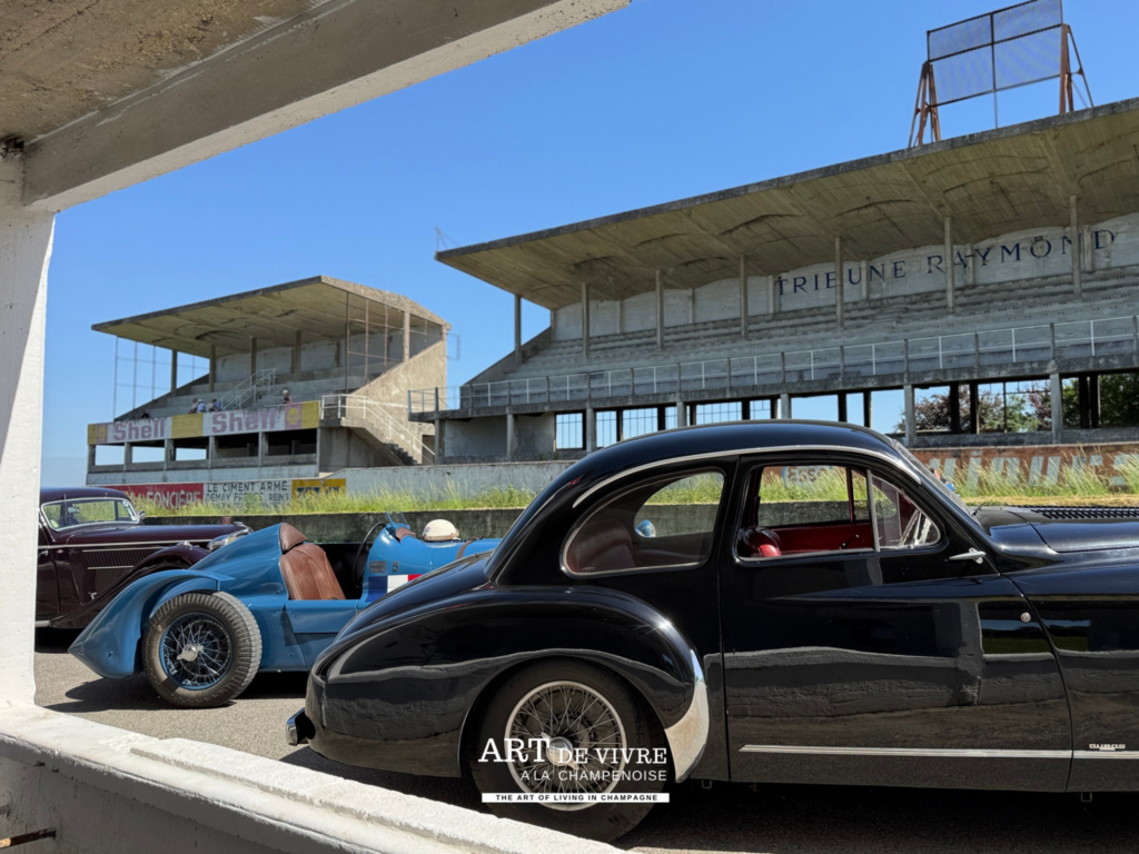 Delahaye noire sur l’ancien circuit de Gueux