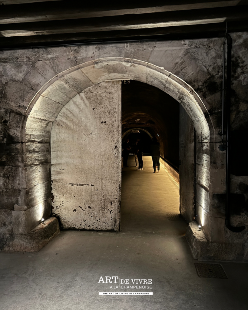 groupe en visite dans les caves Joseph Perrier