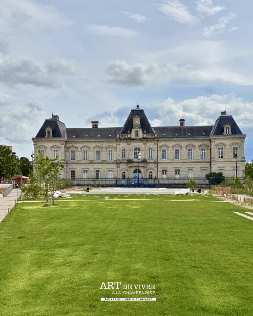 L'ancien palais de justice, vue depuis le Jard Épernay parc urbain esplanade Charles de Gaulle
