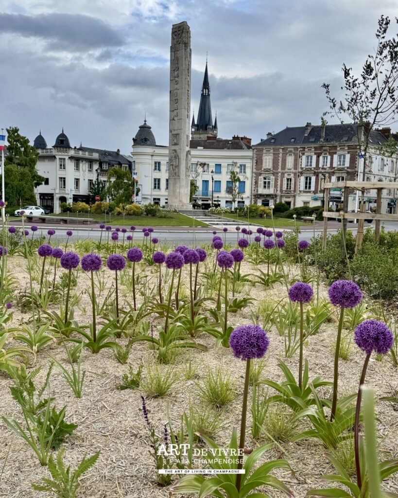 La place de la république depuis l'esplanade du Jard à Epernay