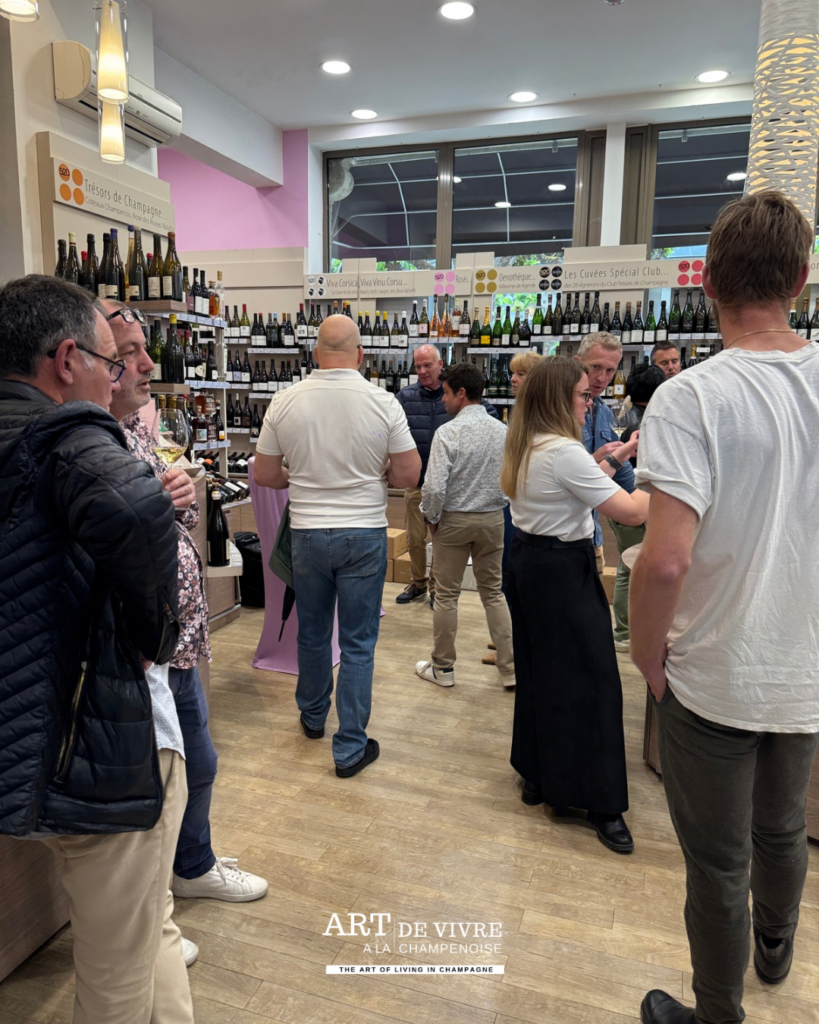 Clients dégustant des Champagnes au 520 à Épernay