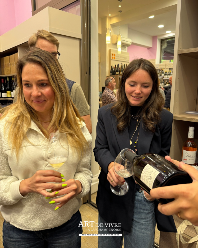 Clients dégustant des Champagnes au 520 à Épernay