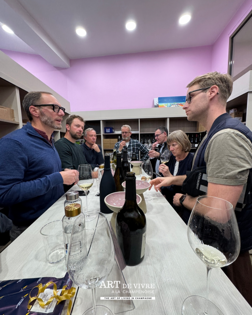 Clients dégustant des Champagnes au 520 à Épernay