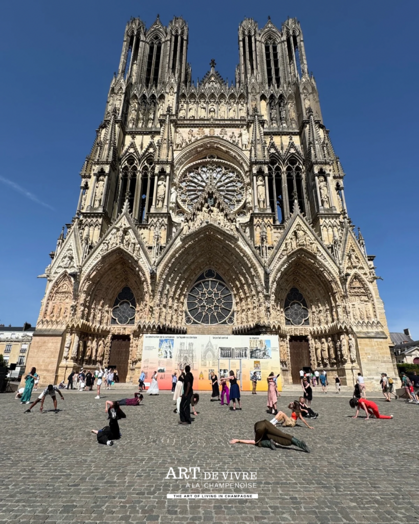 spectacle artistique parvis cathédrale Notre-Dame de Reims
