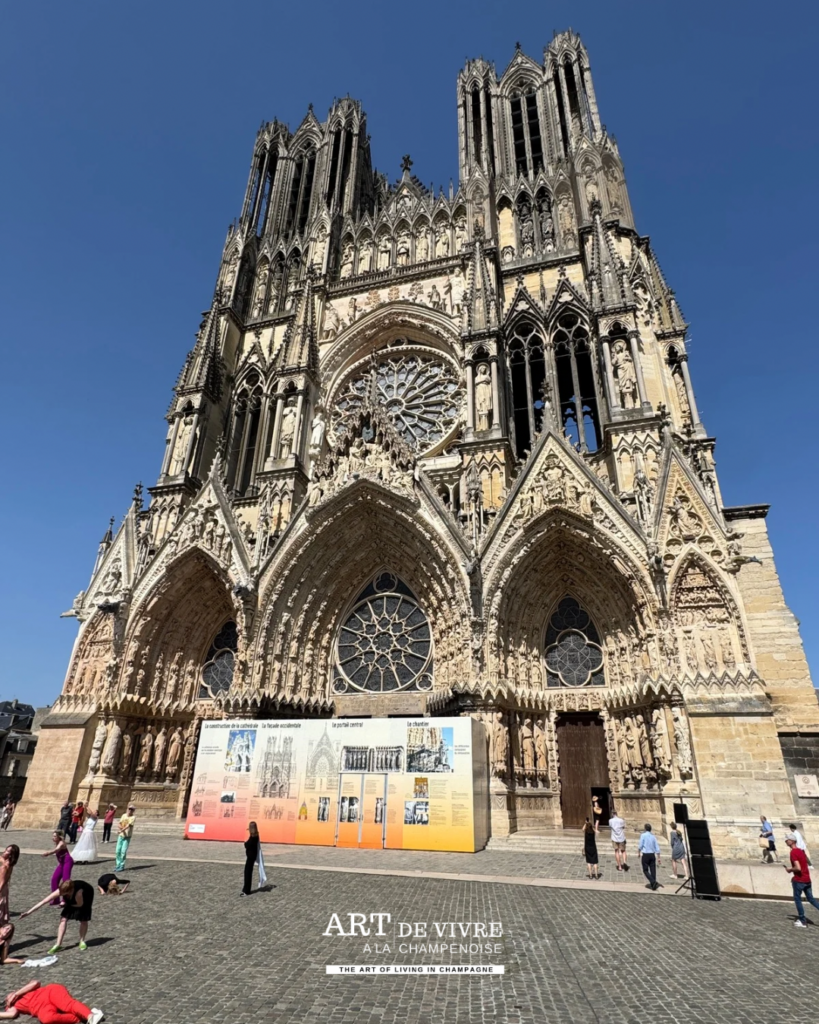 chorégraphie collective sur le parvis de Reims