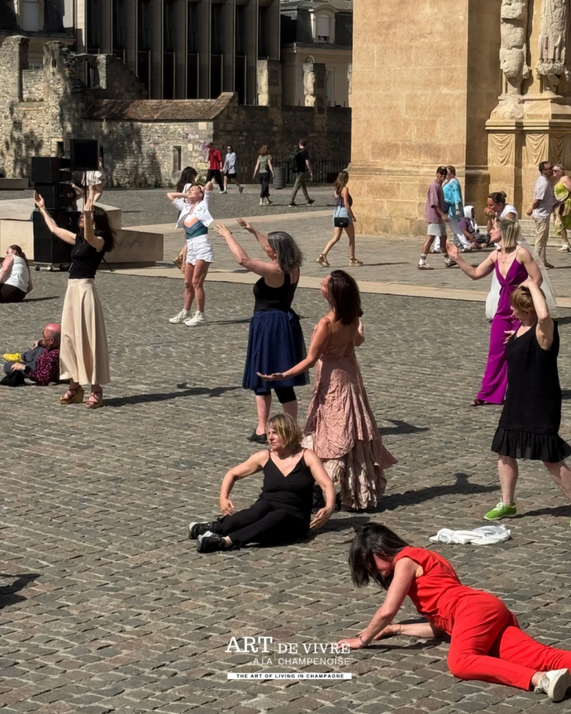 danse participative devant la cathédrale de Reims