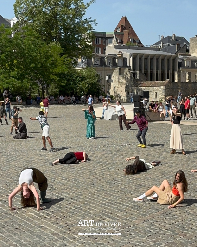 performance Slow Show devant la cathédrale notre-dame de Reims