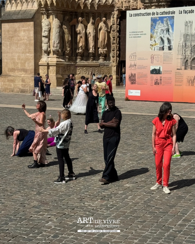 danse contemporaine sur le parvis de Reims