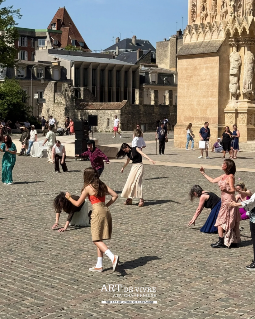 performance artistique en plein air à Reims
