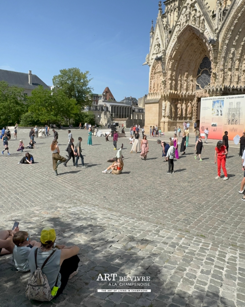 chorégraphie collective sur le parvis de Reims 2