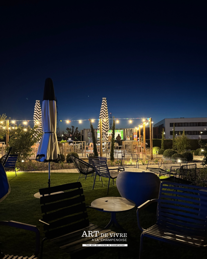 espace exterieur guinguette tinqueux mobilier jardin by night
