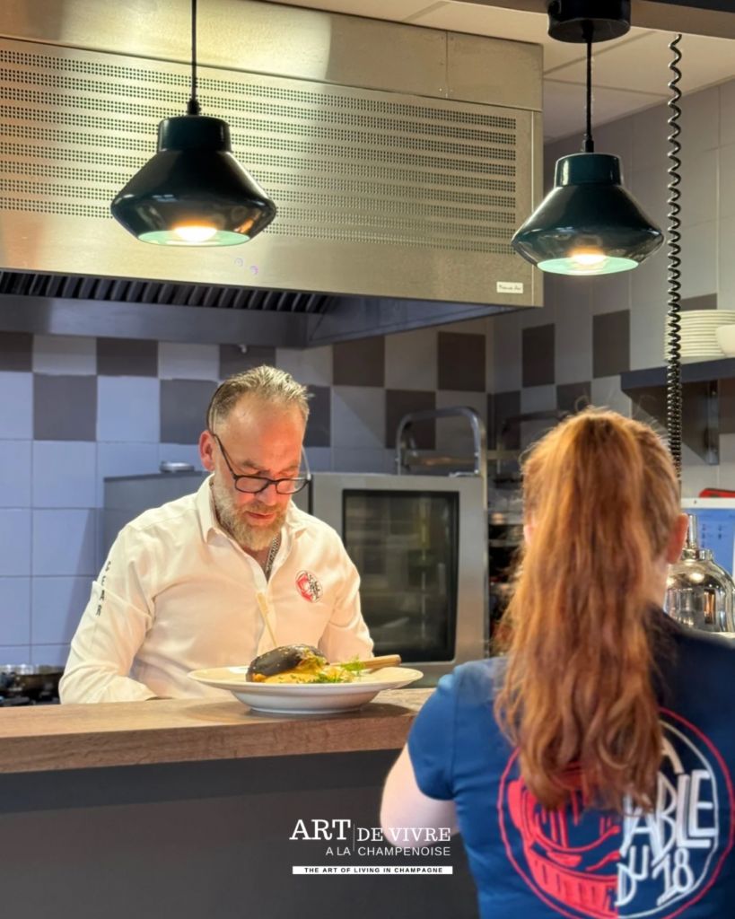 Équipe en salle au passe restaurant La Table du 18 Marne