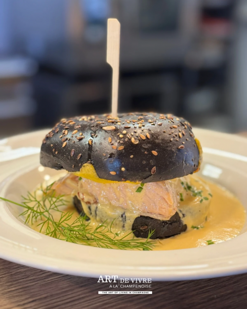 Plat signature Burger 18 saumon restaurant La Table du 18 Tours-sur-Marne