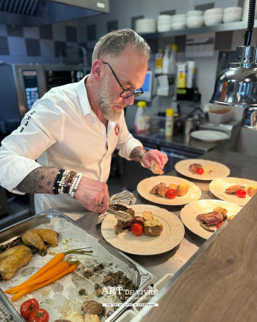 Préparation des assiettes cuisine chef César Pételot restaurant Marne