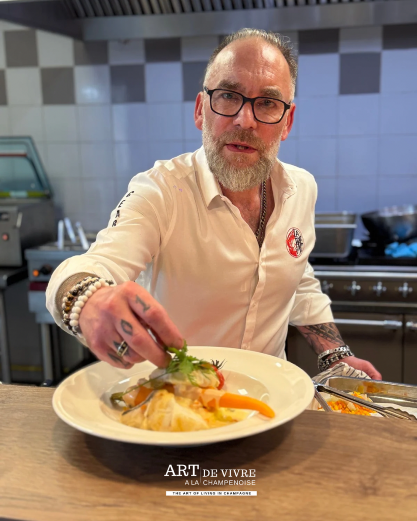 Chef César Pételot en cuisine à La Table du 18 Tours-sur-Marne