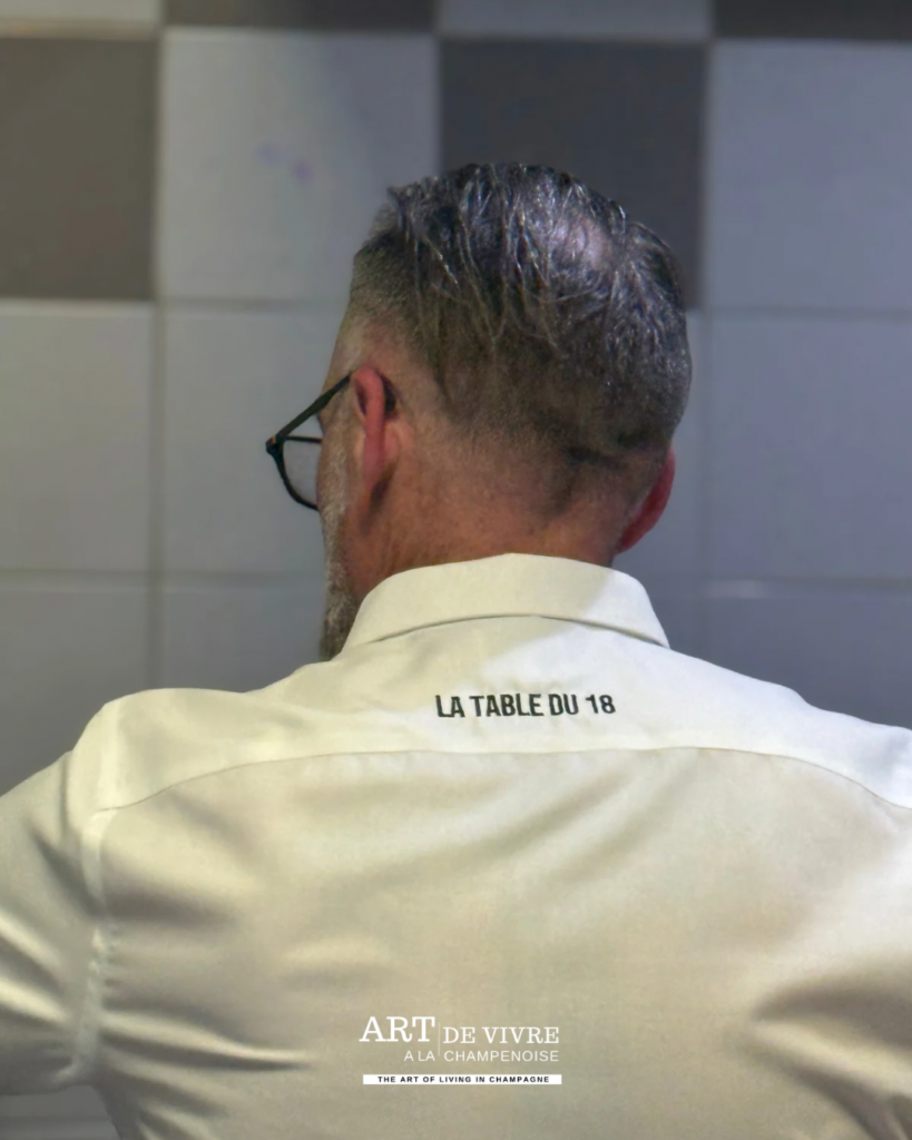 Chef César Pételot de dos en cuisine à La Table du 18 Tours-sur-Marne
