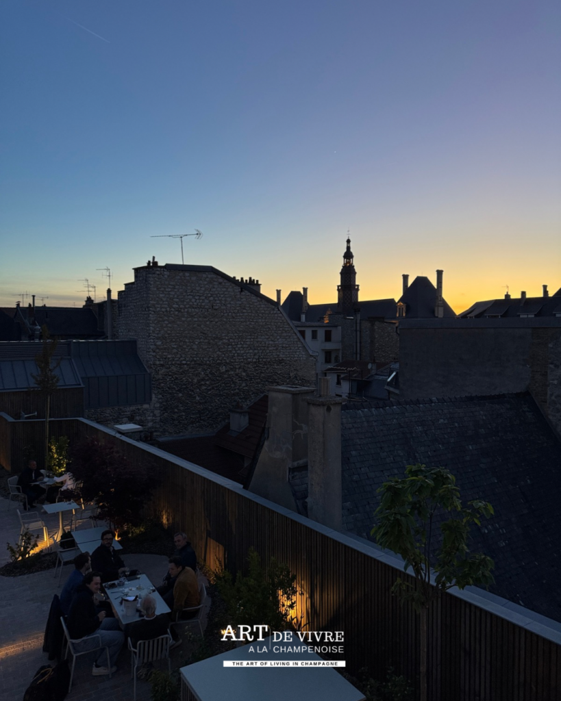 Lumière dorée sur les toits de Reims depuis Le 3